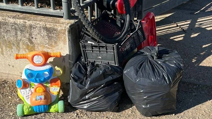 Fiumicino, il malcostume di abbandonare giocattoli nei parchi: la corretta procedura di smaltimento