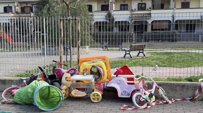 Fiumicino, il malcostume di abbandonare giocattoli nei parchi: la corretta procedura di smaltimento