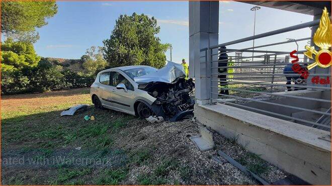 Perde il controllo dell’auto e si schianta: paura al Casello di Civitavecchia Nord