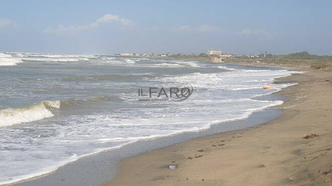 Il maltempo flagella il litorale: forti venti e mareggiate sulla costa di Focene