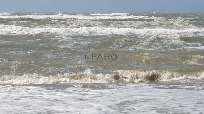 Il maltempo flagella il litorale: forti venti e mareggiate sulla costa di Focene