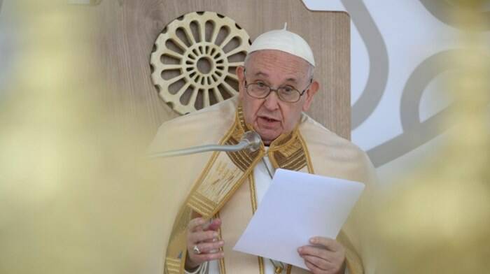 Il Papa bacchetta credenti e non: “I poveri gridano e noi alziamo muri: vergogniamoci!”