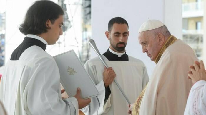 Il Papa bacchetta credenti e non: “I poveri gridano e noi alziamo muri: vergogniamoci!”