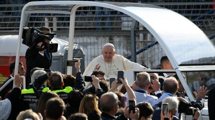 Il Papa accorcia la visita a Matera per consentire ai Vescovi italiani di andare a votare