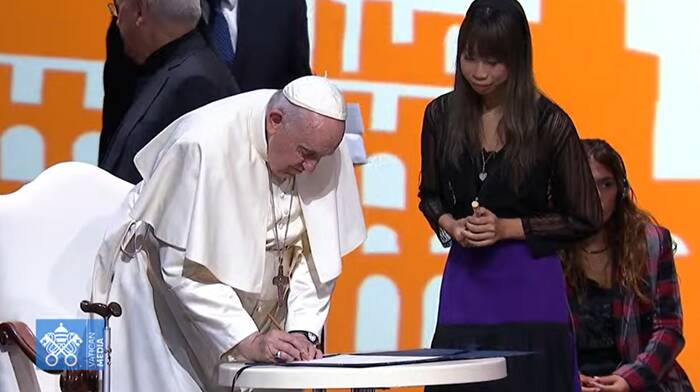 Il Papa ad Assisi firma un patto con i giovani: “Lavoriamo per un’economia di pace”