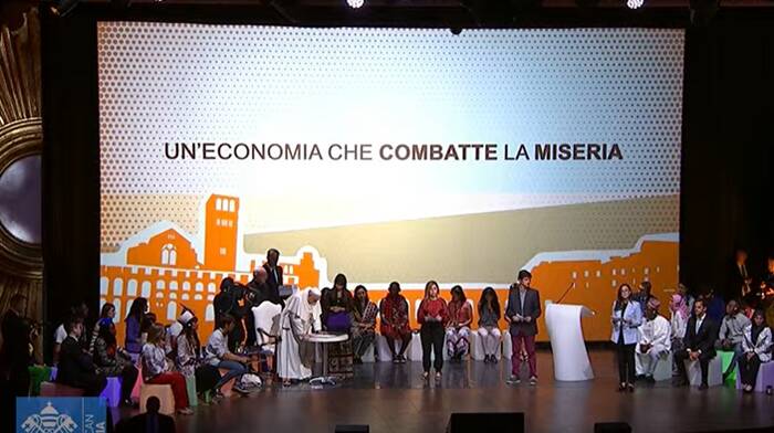 Il Papa ad Assisi firma un patto con i giovani: “Lavoriamo per un’economia di pace”