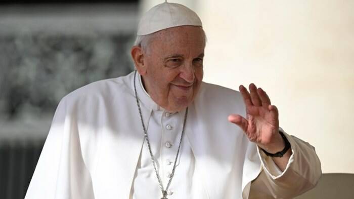 Il Papa: “Le decisioni belle si prendono ascoltando il cuore, non la tv o il cellulare”