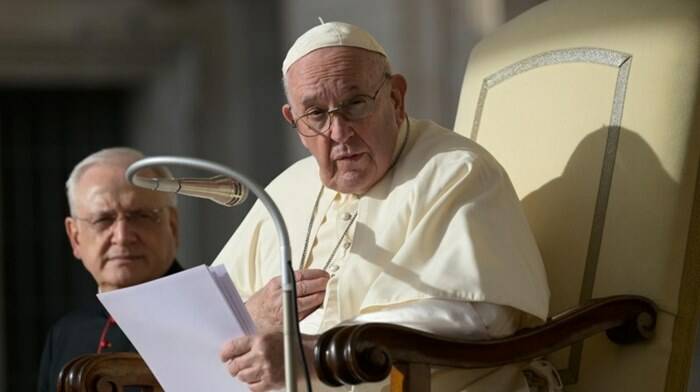Papa Francesco: “Pregare è parlare a Dio come a un amico, non ripetere a pappagallo”