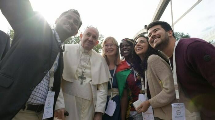 Il Papa ai giovani: “Non siamo riusciti a custodire il pianeta e nemmeno la pace: ora tocca a voi”