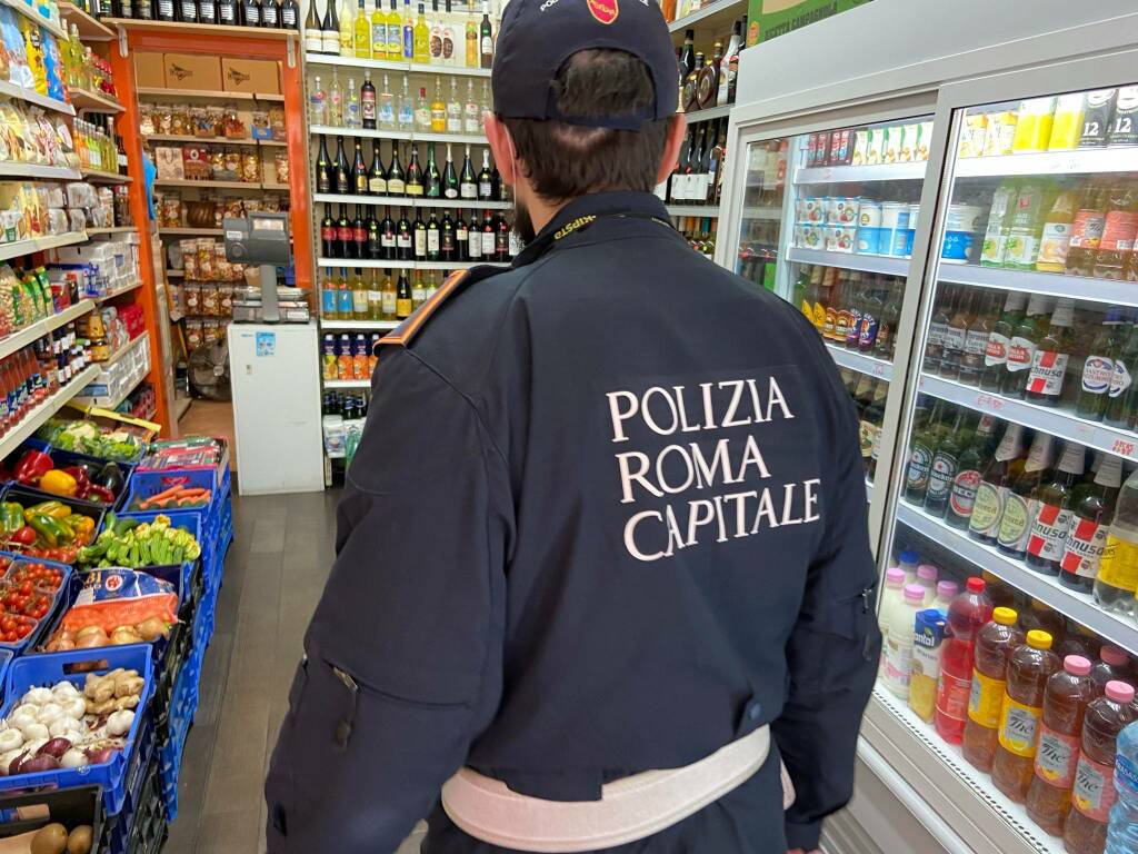 Blitz della Polizia Locale nei minimarket di Roma: sequestrati 40 chili di alimenti
