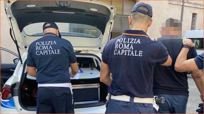 Rapina un negozio nel centro di Roma e aggredisce la titolare: arrestato