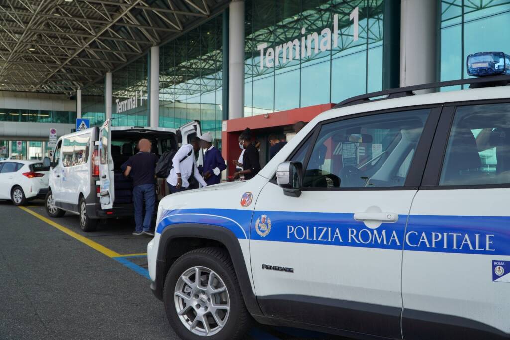 Auto privata spacciata per “taxi”: passeggeri truffati all’aeroporto di Fiumicino
