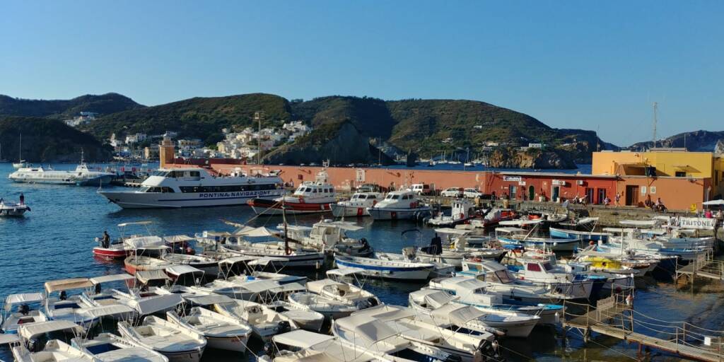 Rifiuti nel porto di Ponza: la Guardia Costiera completa lo studio per il piano di raccolta