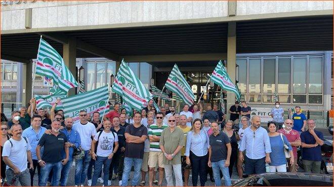 La cassa integrazione non arriva: lavoratori aeroportuali in protesta sotto la sede dell’Inps