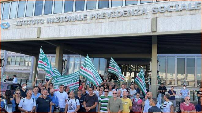 La cassa integrazione non arriva: lavoratori aeroportuali in protesta sotto la sede dell’Inps