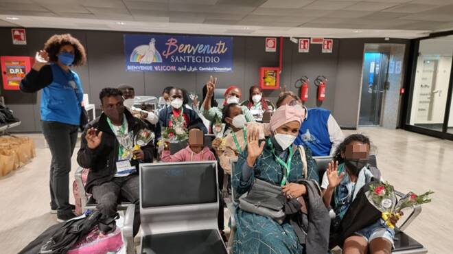 Migranti, atterrati all’aeroporto di Fiumicino 27 rifugiati grazie ai corridoi umanitari