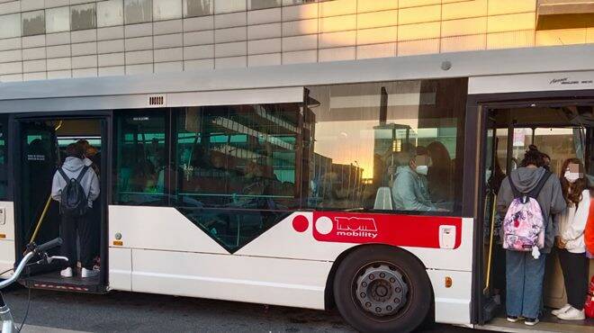 Tpl a Fiumicino, non si fermano i disagi, né l’ira degli studenti: “Ora basta”