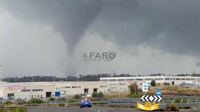 Tromba d’aria a Civitavecchia, il Comune conta i danni: da rifare strade e linee elettriche