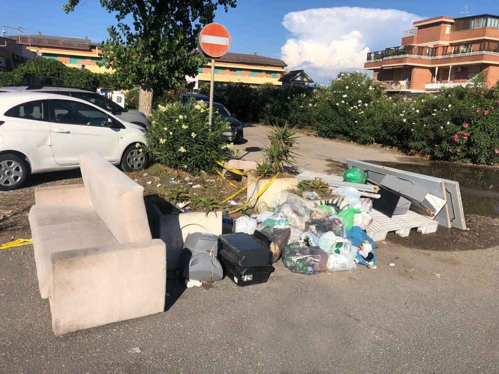 Ardea, è guerra ai rifiuti abbandonati in strada: zozzoni individuati e multati