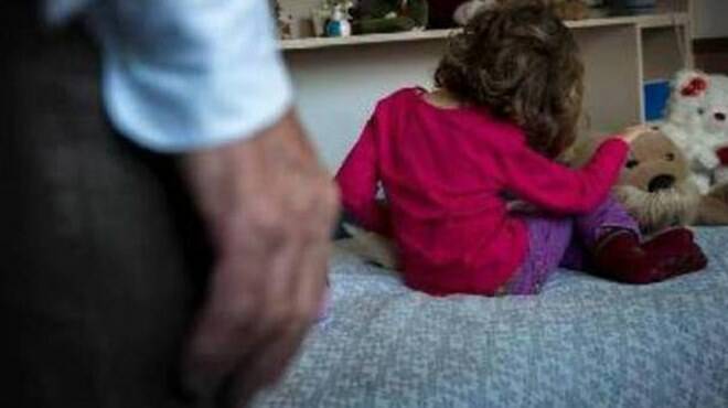 Filma col cellulare gli abusi sulla figlia di 2 anni e li mette online: papà-orco in manette