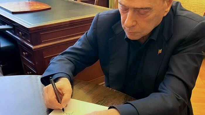 Berlusconi torna in Senato dopo 9 anni e rompe il protocollo: è senza cravatta