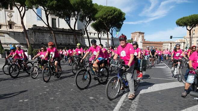 Bicinrosa 2022, successo di partecipazione alla pedalata contro il tumore al seno