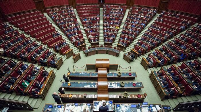 Banchi vuoti nel nuovo Parlamento: l’effetto ottico che fa infuriare il web