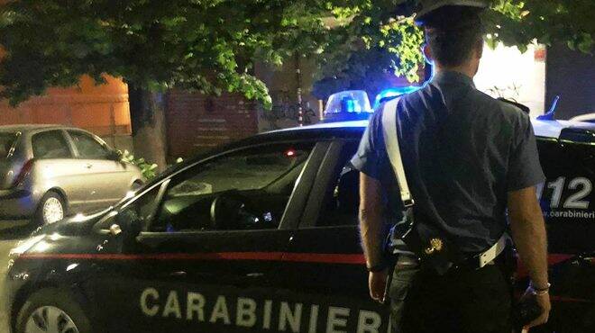 Roma, lo aggredisce con un vaso e con delle coltellate: 23enne uccide il compagno della madre