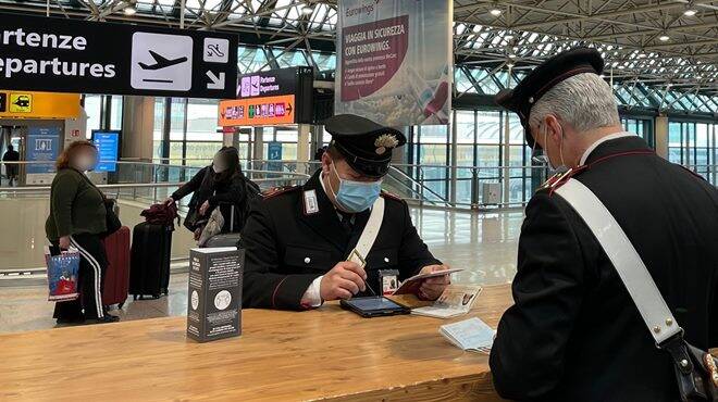 Fiumicino, ruba sigarette in aeroporto e le nasconde nel bagaglio a mano: denunciata turista