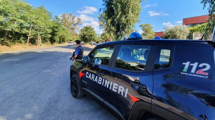 Anzio, targhe alterate e auto rubate: arrestati due fratelli per riciclaggio