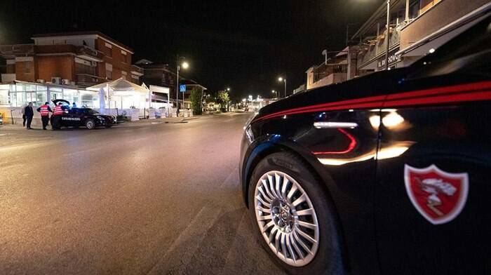 Evade dai domiciliari in auto: inseguimento da film per le strade di Tor San Lorenzo