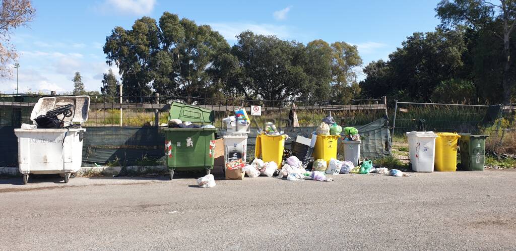 Mancato ritiro rifiuti urbani zona Villa Claudia ad Anzio, in balia di cani randagi e topi: una discarica a cielo aperto