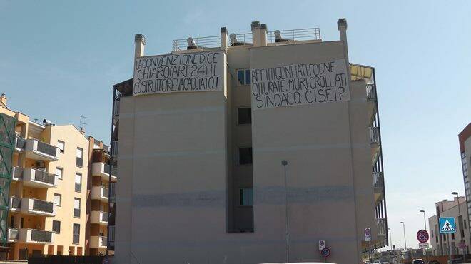 Case Erp Fiumicino, l’ira delle famiglie: “Sgomberati dagli alloggi sui quali abbiamo versato i risparmi di una vita”