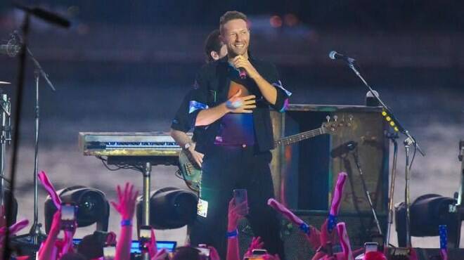 Chris Martin è malato: saltano i concerti dei Coldplay