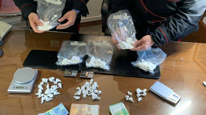 Roma, nascondono la cocaina nel seggiolone della figlia: arrestata coppia di pusher