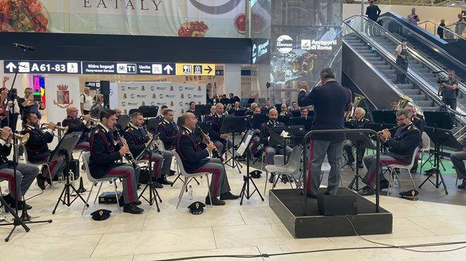 Una sorpresa per i viaggiatori: all’aeroporto di Fiumicino il concerto della Fanfara della Polizia