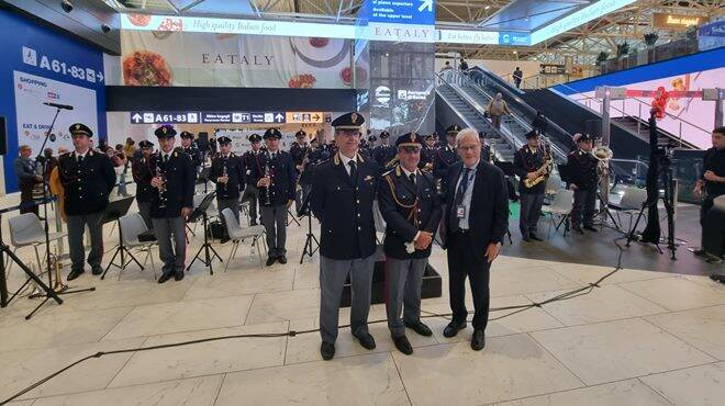 Una sorpresa per i viaggiatori: all’aeroporto di Fiumicino il concerto della Fanfara della Polizia