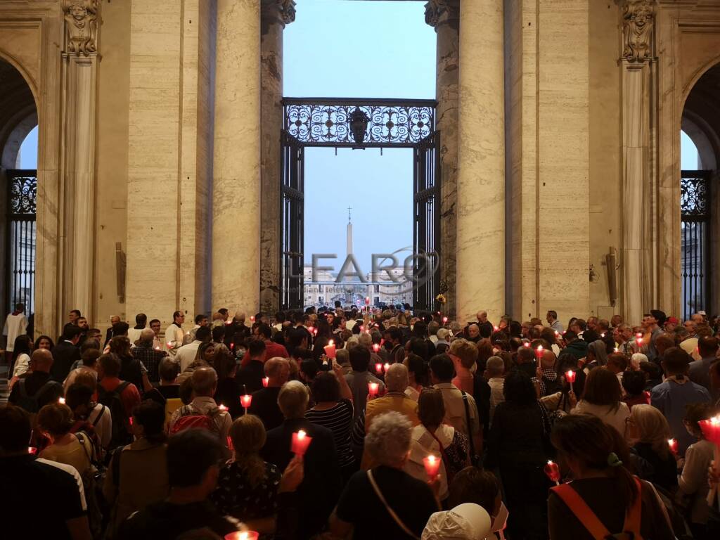 Il diluvio fa fuggire i fedeli: salta la fiaccolata in ricordo del Concilio Vaticano II in piazza San Pietro