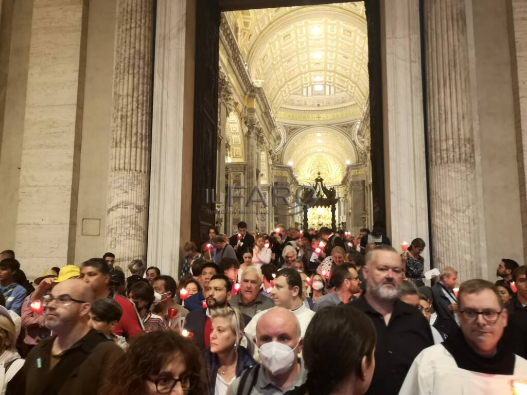 Il diluvio fa fuggire i fedeli: salta la fiaccolata in ricordo del Concilio Vaticano II in piazza San Pietro