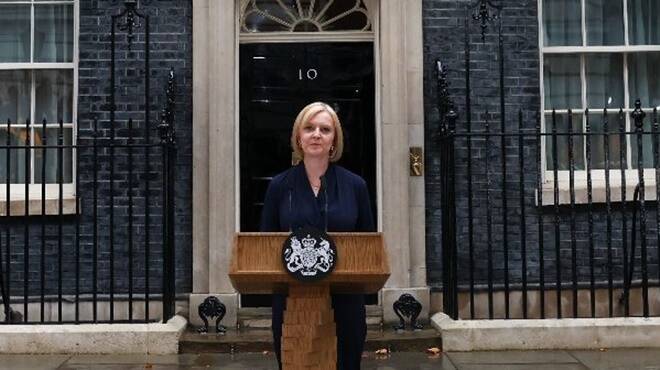 Inghilterra, dopo soli 44 giorni si dimette Liz Truss: “Non posso portare a termine il mandato”