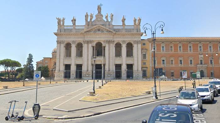 Roma, piazza San Giovanni dice addio al pratone: in arrivo i sampietrini
