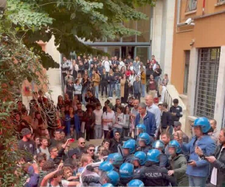 “Fuori i fascisti dalla Sapienza”: scontri tra studenti e polizia all’Università di Roma