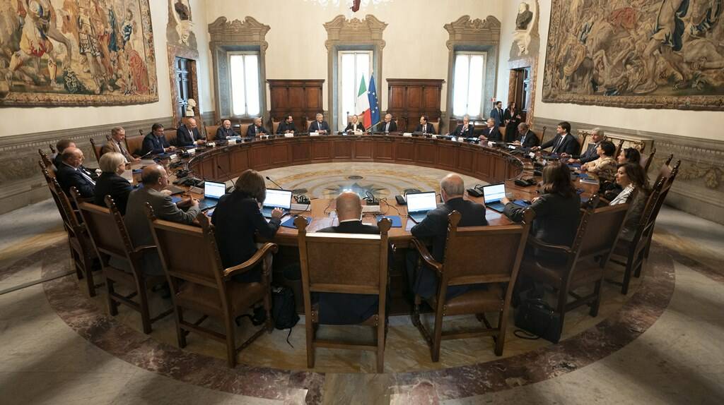 A Palazzo Chigi il primo Consiglio dei Ministri del Governo Meloni: “Procediamo uniti”