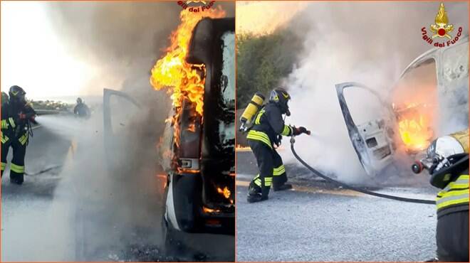 Civitavecchia, furgone in fiamme sull’autostrada: inferno di fuoco sulla A12