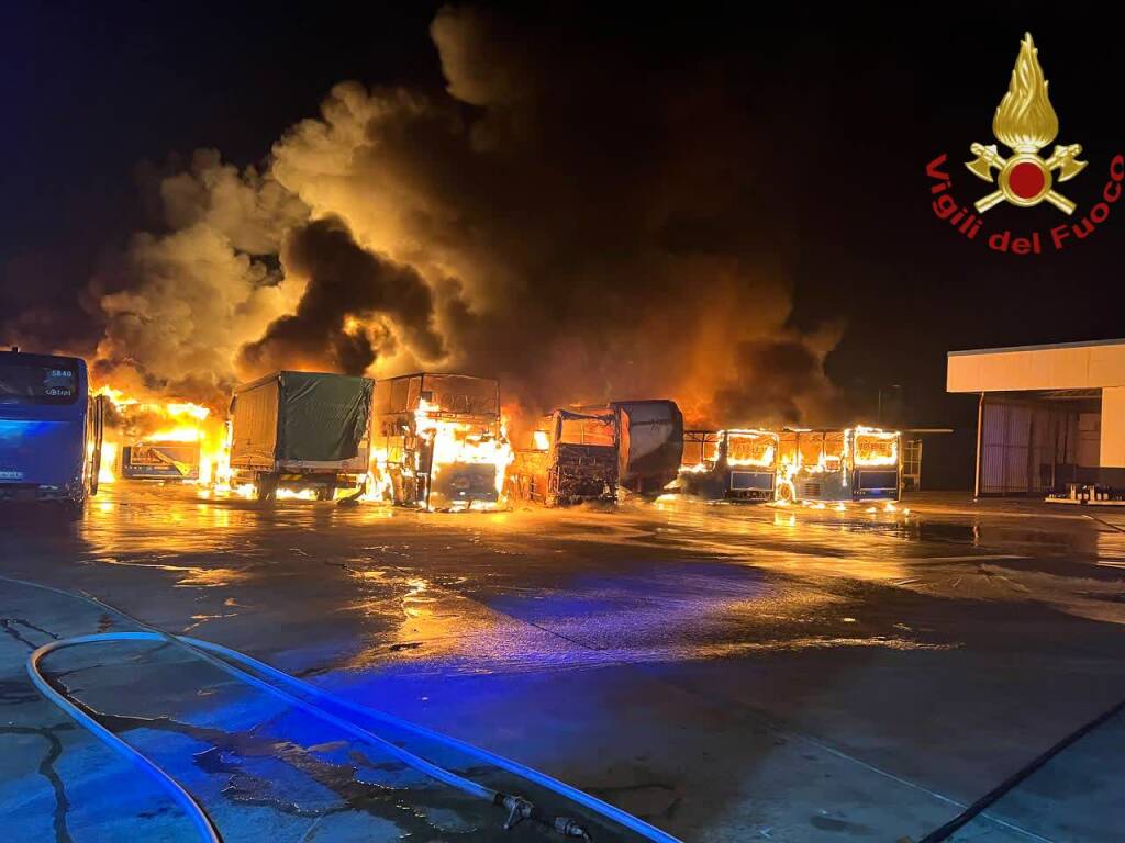 Nettuno, incendio in un’autorimessa: bus e camion dei rifiuti distrutti dalle fiamme