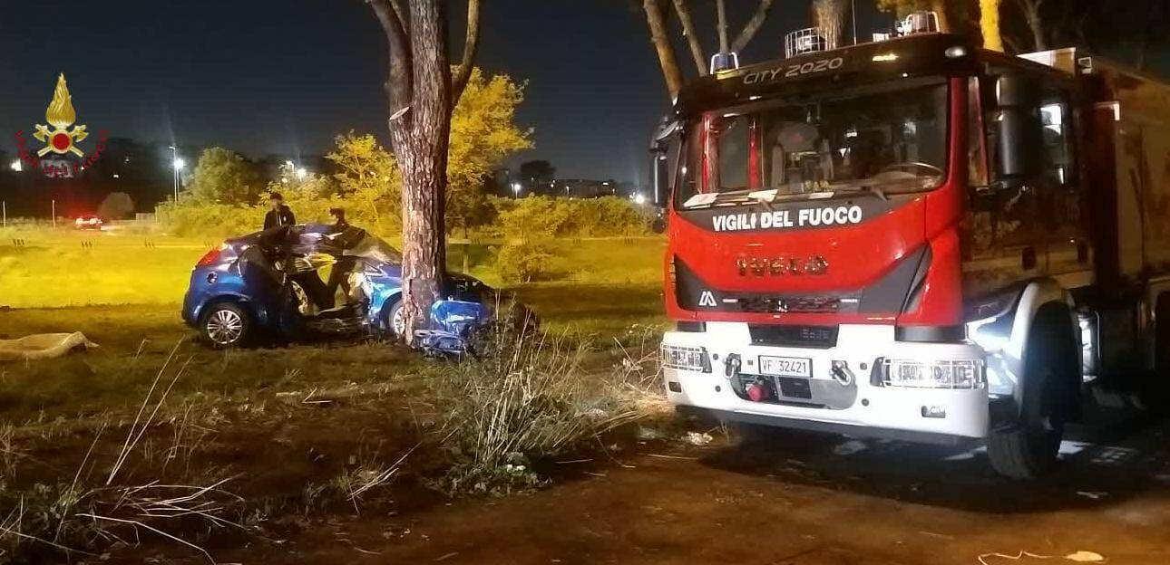Incidenti nella notte a Roma, auto si schiantano contro gli alberi: 2 morti