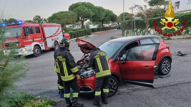 Schianto tra 2 auto a Santa Marinella in via Giulio Cesare, i feriti soccorsi dalla Misericordia