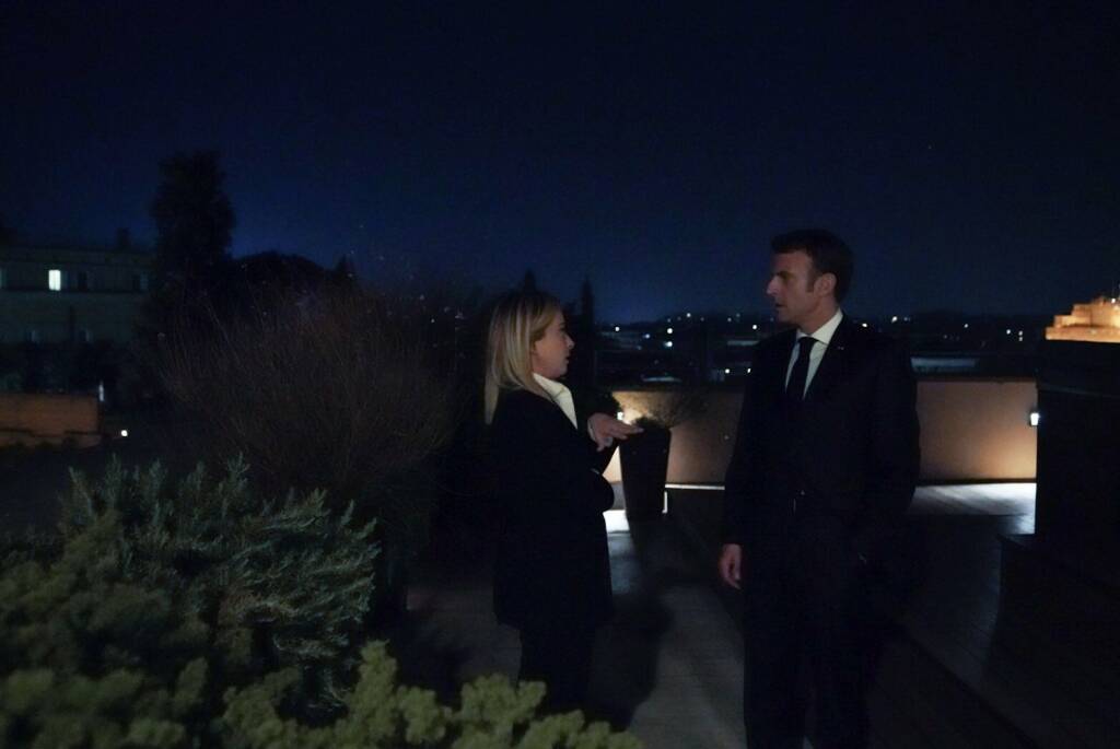Macron sui tetti di Roma incontra la neopremier Meloni: “Italia e Francia avanti insieme”