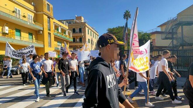 Inagibile l’Istituto Nautico di Anzio, il grido degli studenti:  “No al serale, vogliamo una scuola normale”