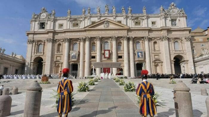 Il Papa proclama due nuovi Santi e bacchetta i fedeli: “Basta dividerci in base ai meriti”